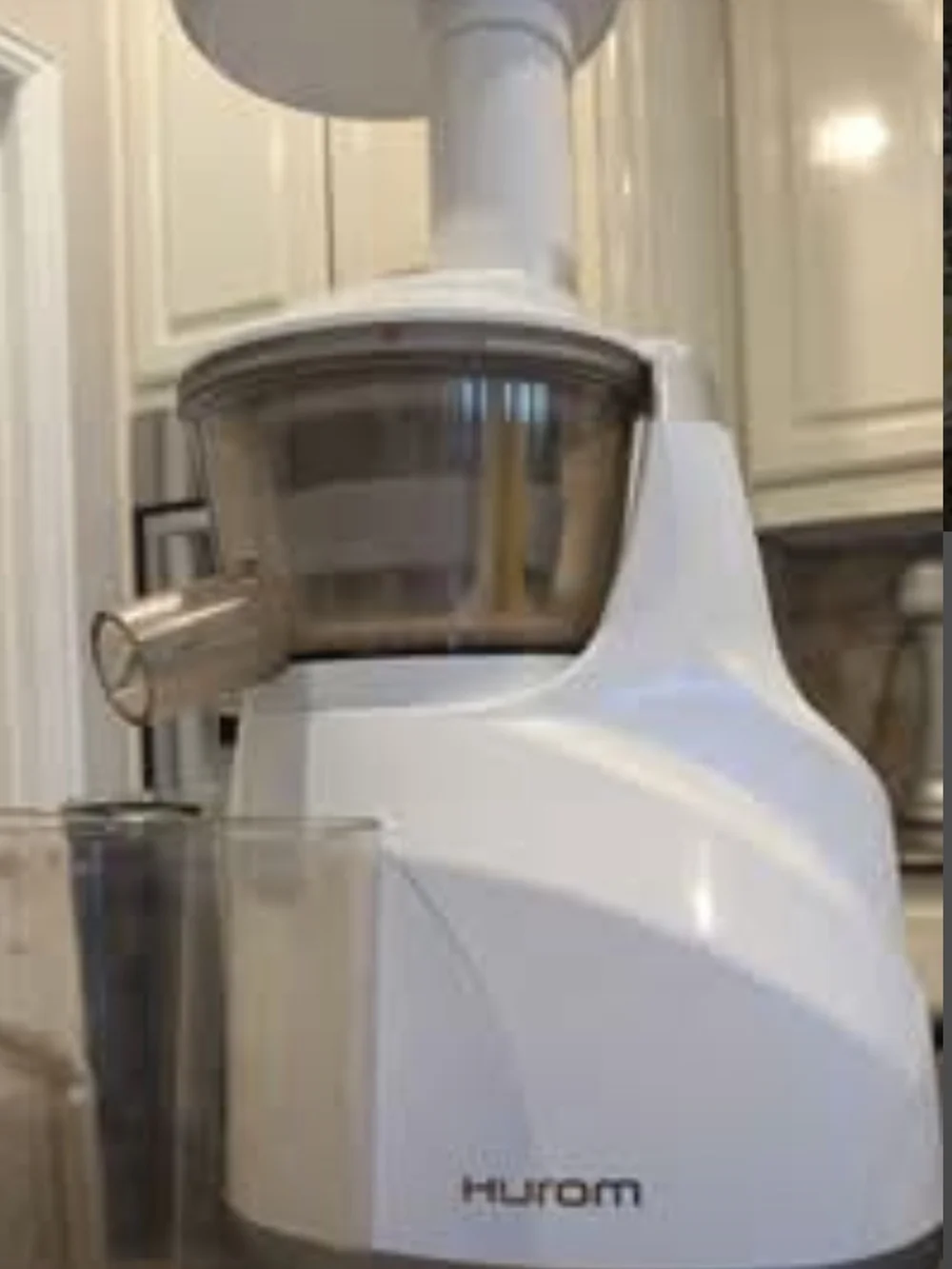 White Hurom Cold Press Juicer with Juicing Cookbooks